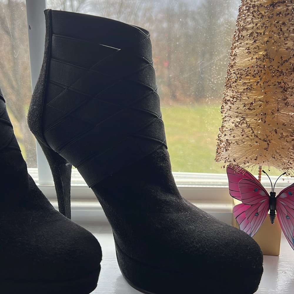 Authentic Stuart Weitzman Suede Heeled Bootie Siz… - image 2